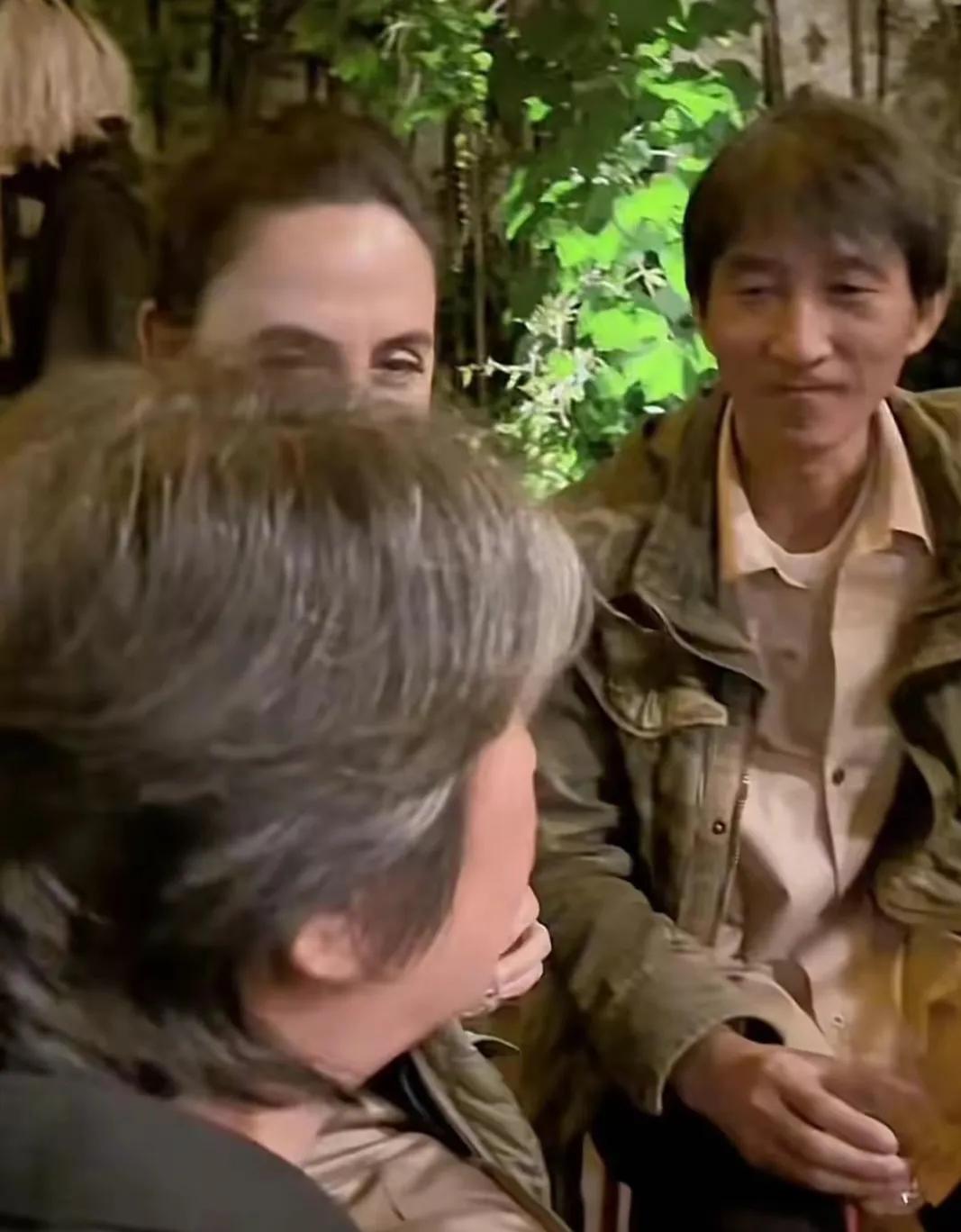 刘烨法国妻子近况:43岁很像50多岁大妈,大理逛市场,与老狼演出