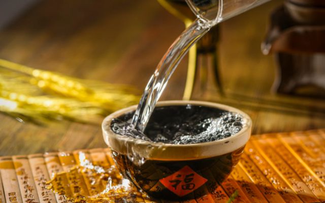 小酌几杯和一滴酒不喝,哪个对身体更有好处?可能和你想的不同