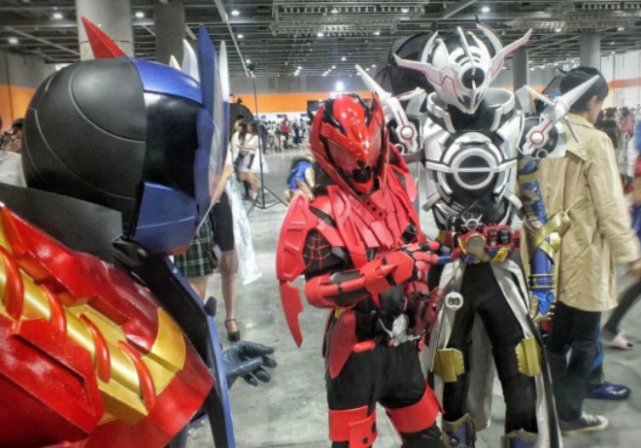 假面骑士:漫展惊现e总家族聚会,甲斗和创骑成为逢魔时王!