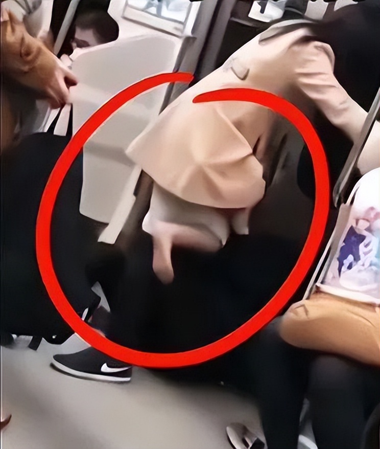 大庭广众之下,醉酒女子穿短裙骑在男友腰上,乘客直呼辣眼睛!