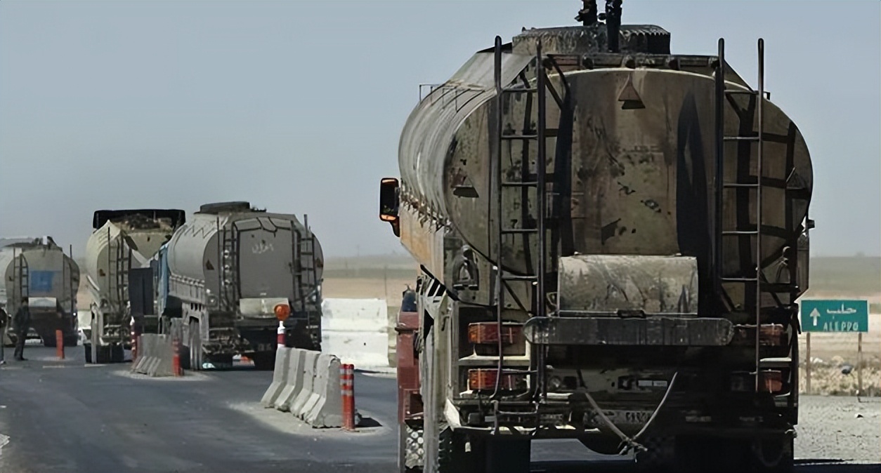 美国"油耗子"又出动了!49辆油罐车扎进美军基地!明目张胆的海盗行径