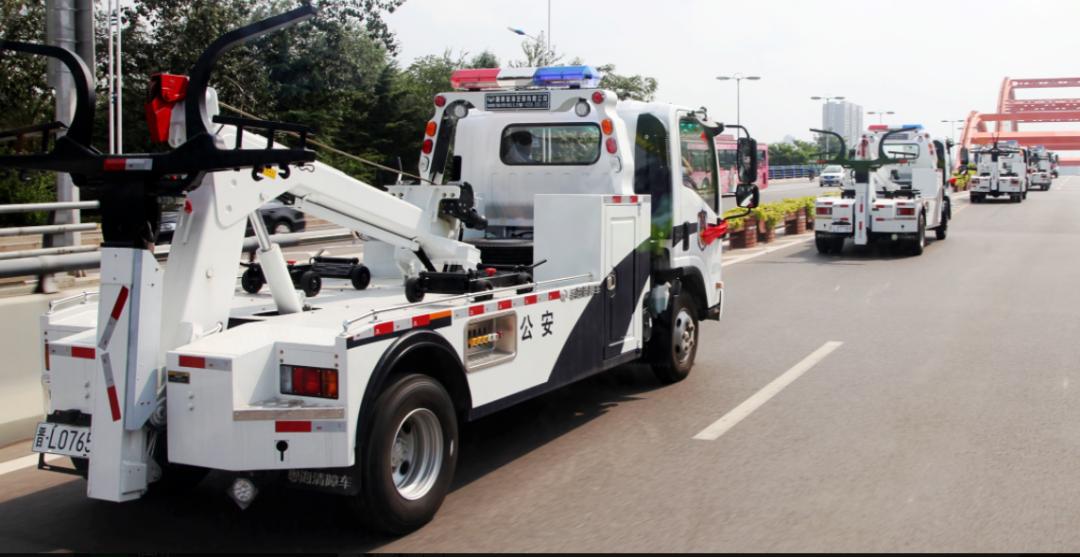 临汾市公安局交警支队举办清障车配发仪式