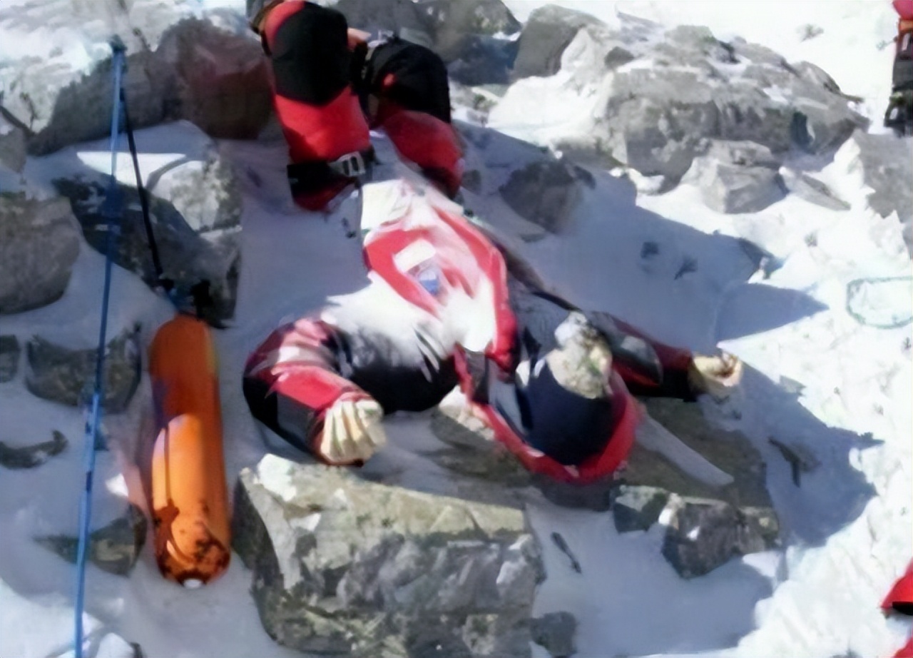 珠峰上最著名的3具遗体:绿靴子,睡美人,休息者,为何没人搬走