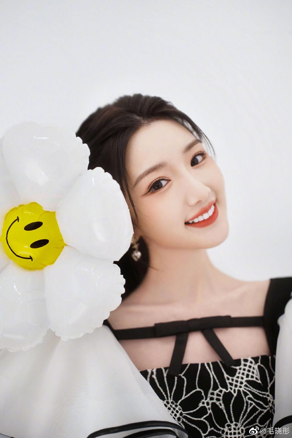 毛晓彤520写真照:穿粉丝背心牛仔裤甜辣十足 笑容灿烂元气满满