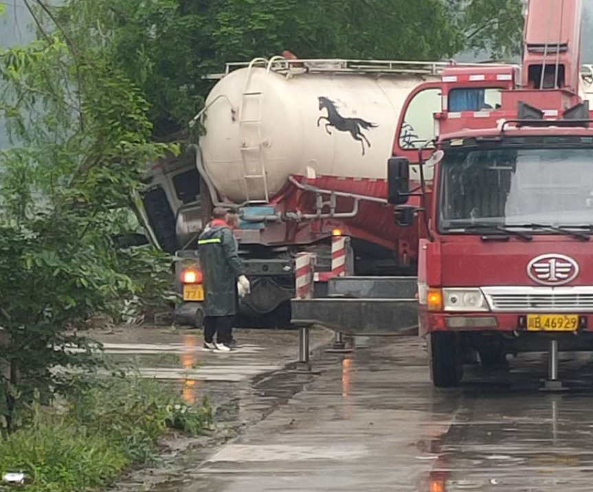 江油中雁路八角庙路段发生一起车祸!罐车驶出路面 直接撞上了.