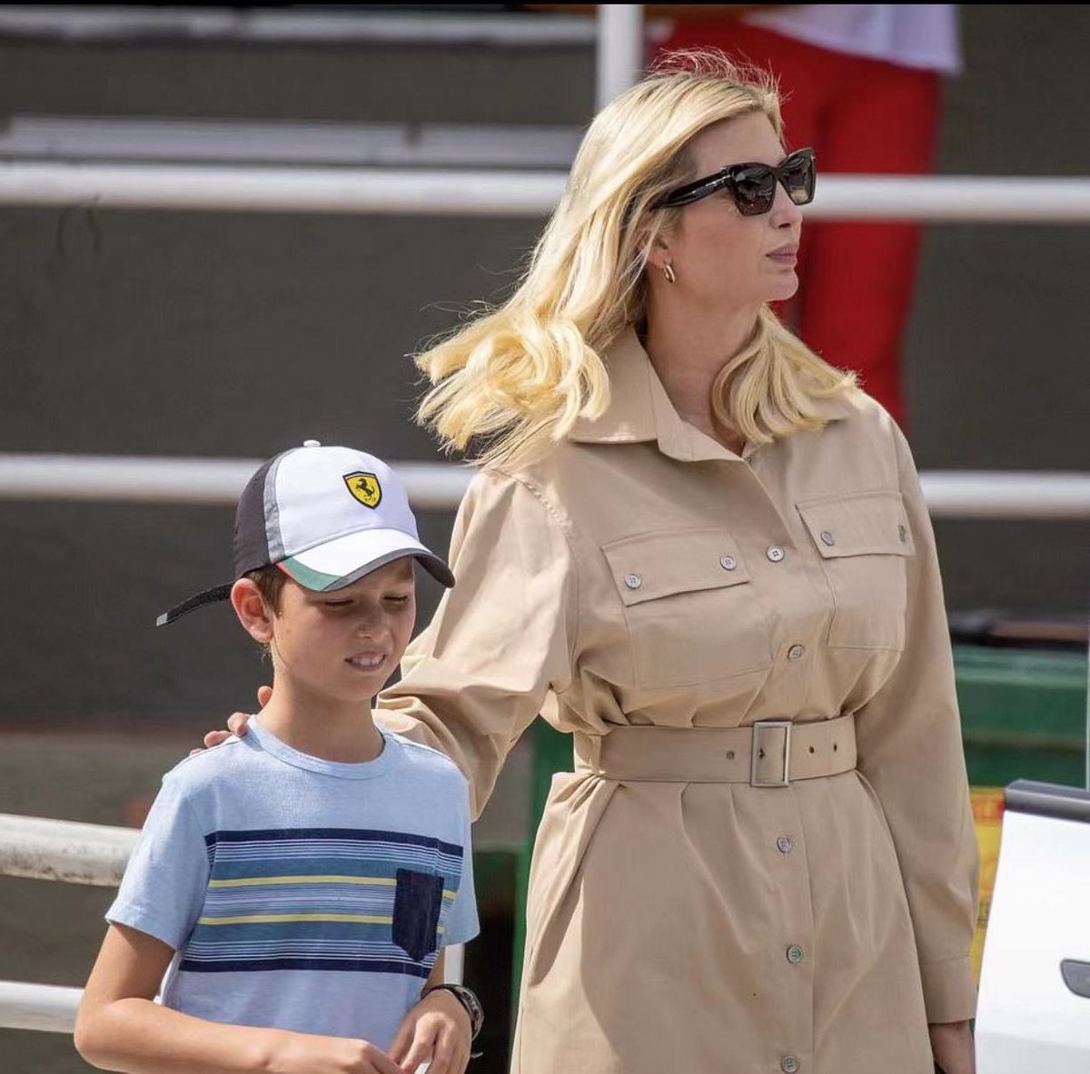 伊万卡夫妇带孩子们外出旅游,一身黑衣贼显瘦,丸子头看着好清纯