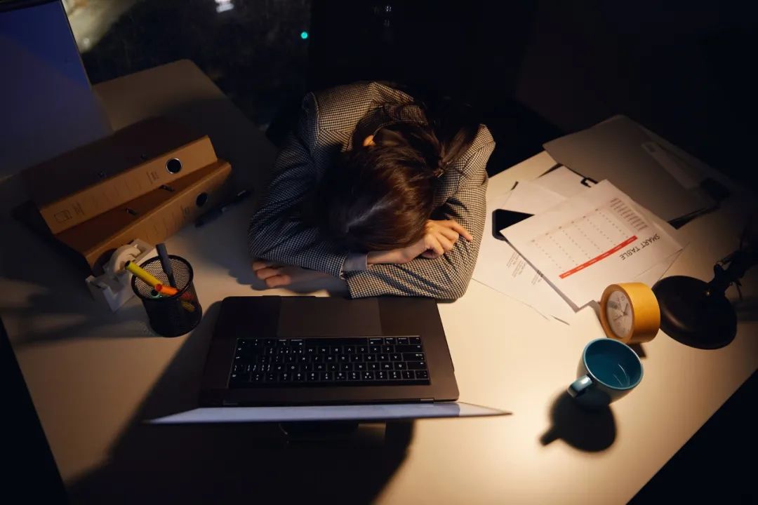 原来晚上十点下班,半夜没有工作电话是种幸福