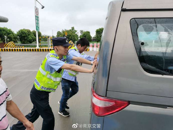 粗心司机高速开到没油 熄火滑行至出口匝道