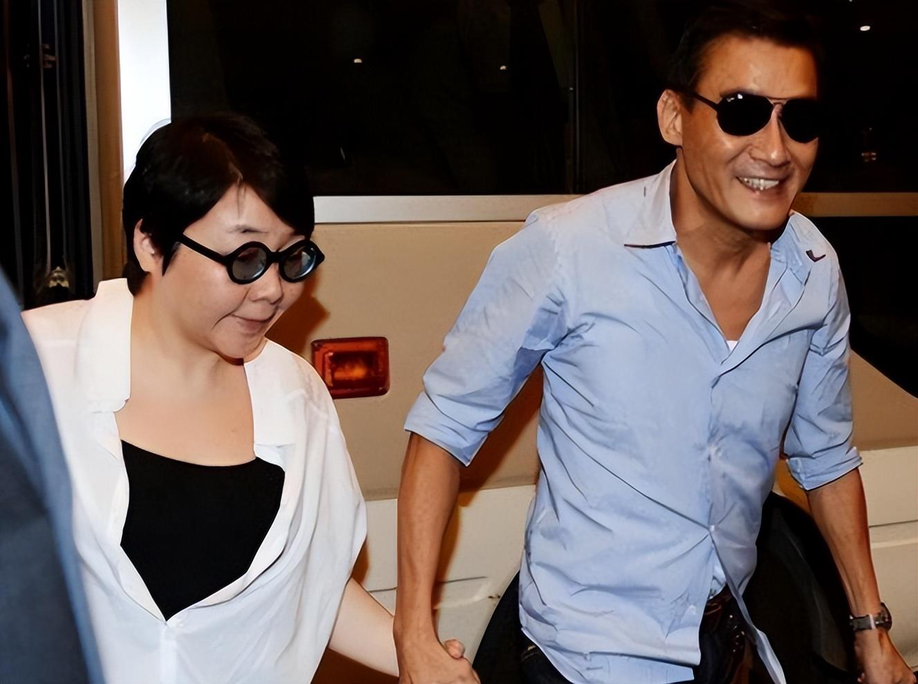 梁家辉回答到:"我也不是好人啊,我老婆也爱我这么多年".