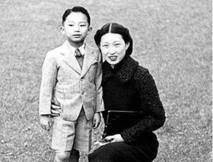 于凤至的墓碑上有四个字,九十岁张学良来到墓前看到后,痛惜不已