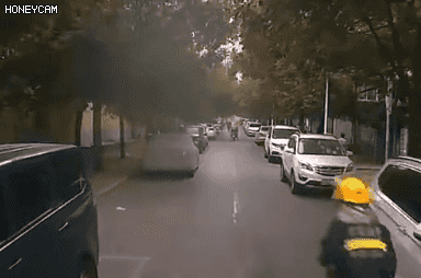 消防车|消防车救火路被堵,刚拆完小区升降杆又被私家车挡了……