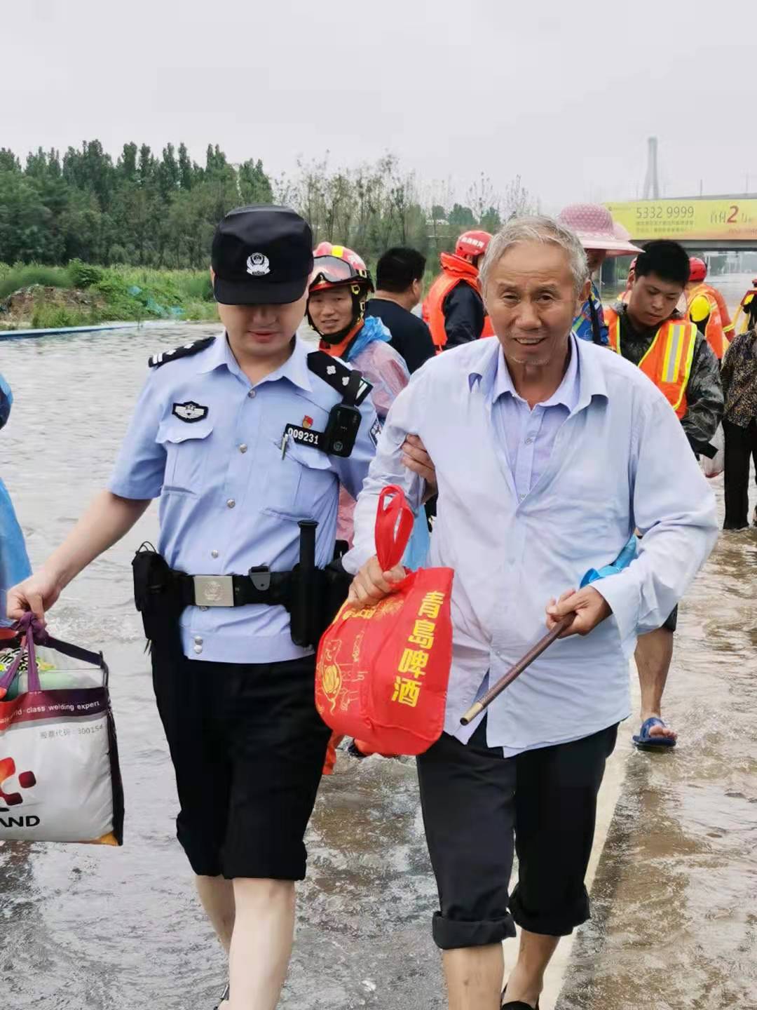 【警徽闪耀抗洪防汛一线】暴雨来袭,郑州公安奋战防汛救援第一线