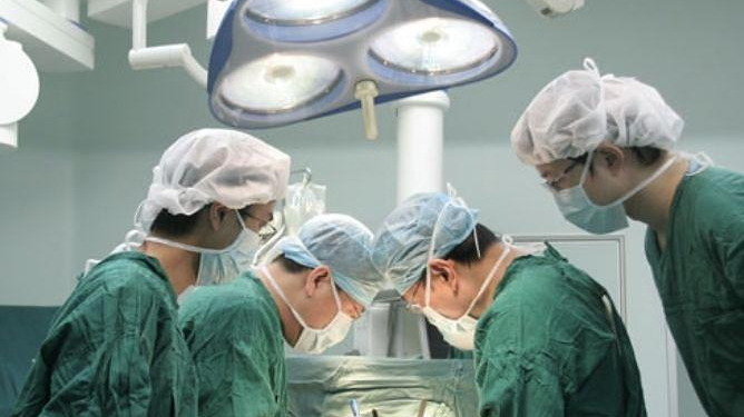 外伤性乳糜胸,部分患者伴有胸椎或肋骨后段骨折,临床上较为少见