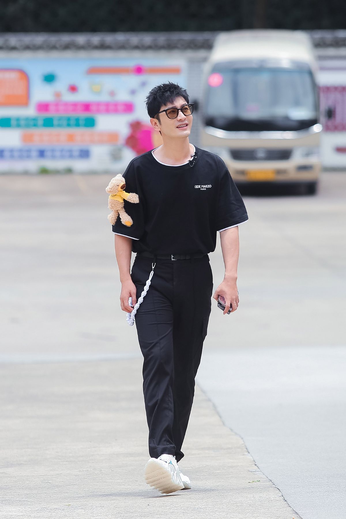 黄晓明真不适合这样穿,宽大西装 紧身裤很显矮,配这鞋子也笨重