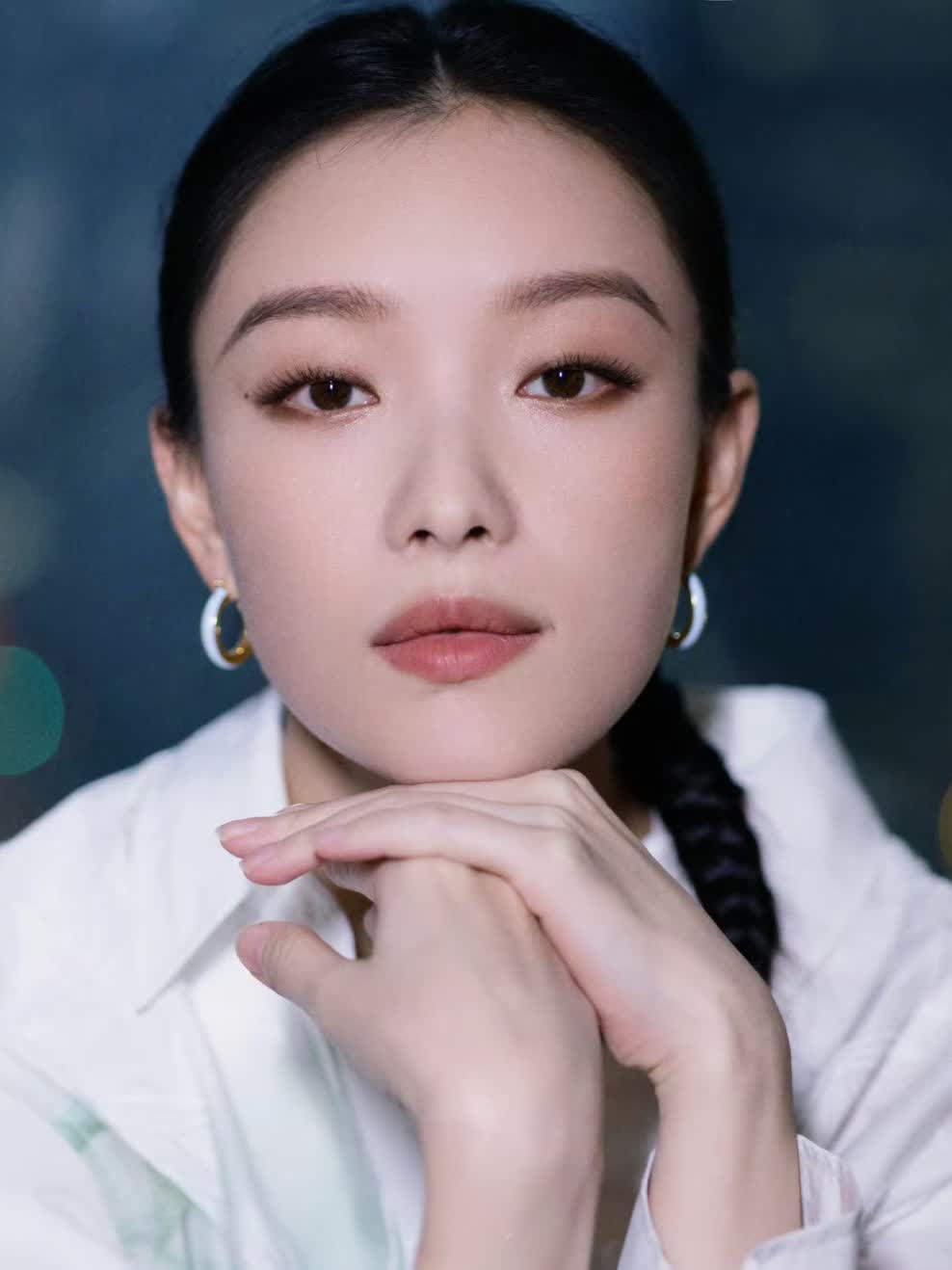 倪妮翠玉耳环呼应主题,新造型舒适美观