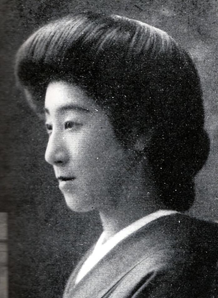 她是大正三美女之一,日本天皇表妹,才学非凡,战后三次访问中国