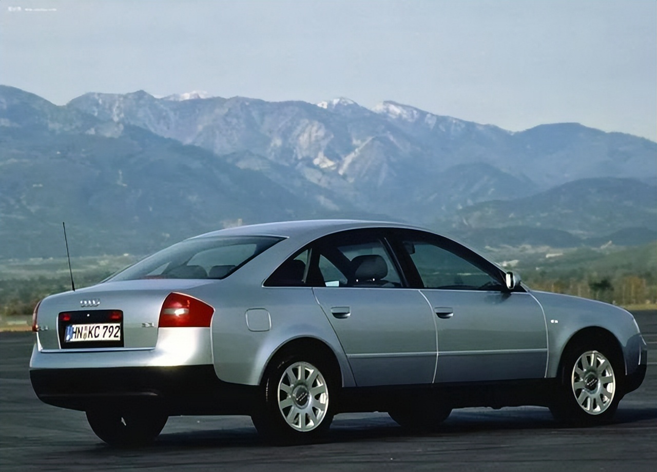 奥迪a6,中国最早的豪华官车,第五代弧面后备箱爱不释手过目不忘