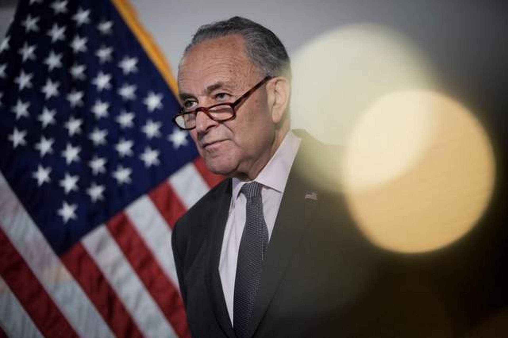 据路透社16日报道,美国参议院多数党领袖舒默将在国防政策法案中,纳入