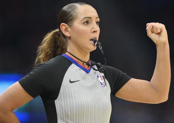 nba女裁判身材太完美,如今33岁韵味十足,对东契奇露出初恋笑