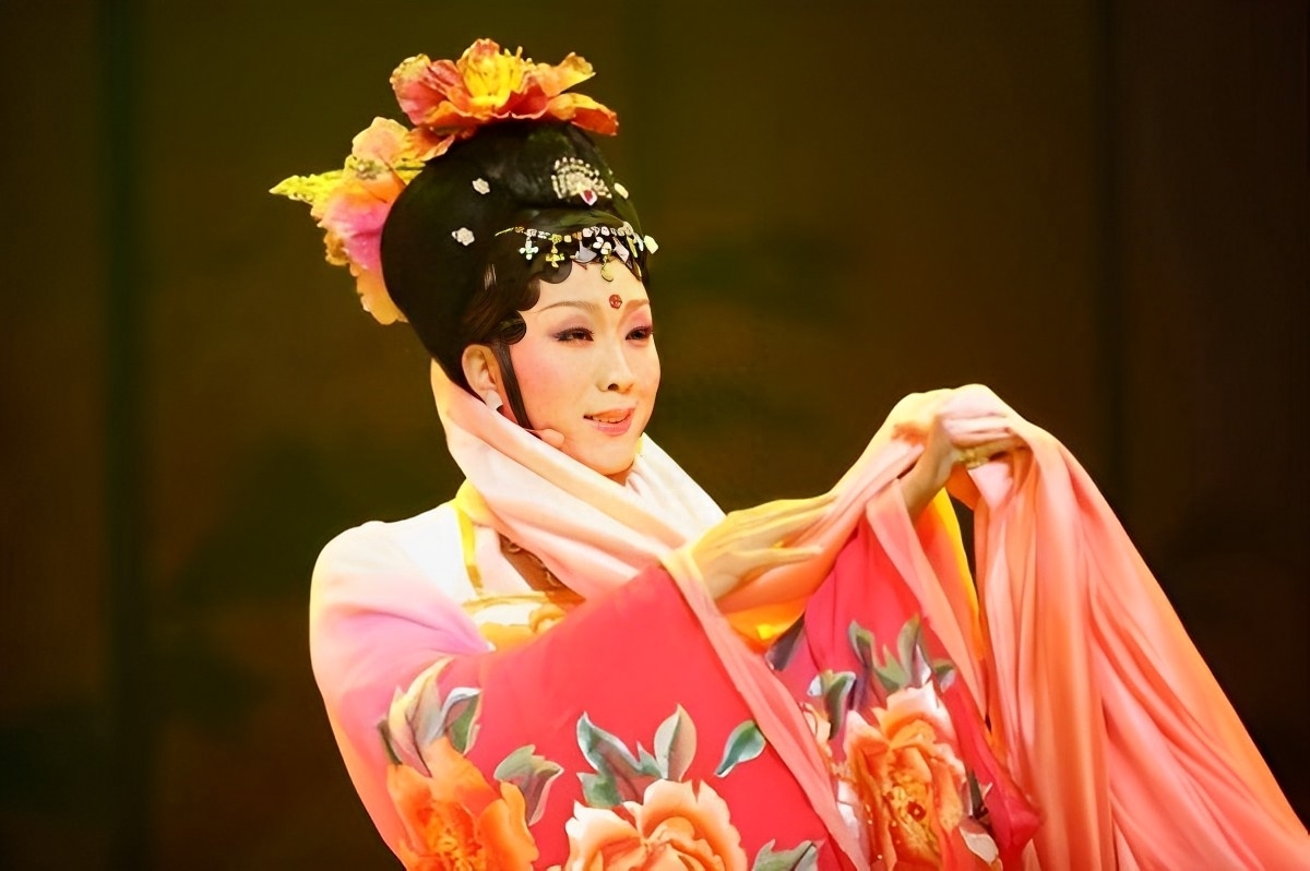 回顾李玉刚身体状况引担忧步履蹒跚需搀扶不恋爱不结婚图什么