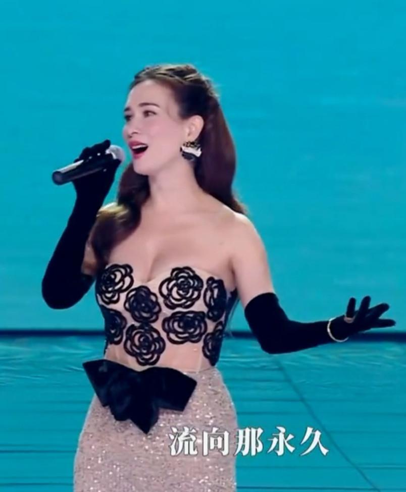 章子怡素颜如女皇驾到,肖战烈火少年闪耀舞台,关晓彤又穿错了