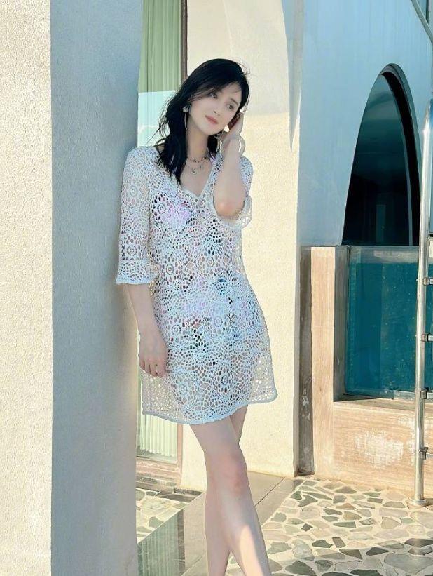 40岁蒋欣罕晒泳装美照,穿比基尼无赘肉,细腰长腿养眼十足