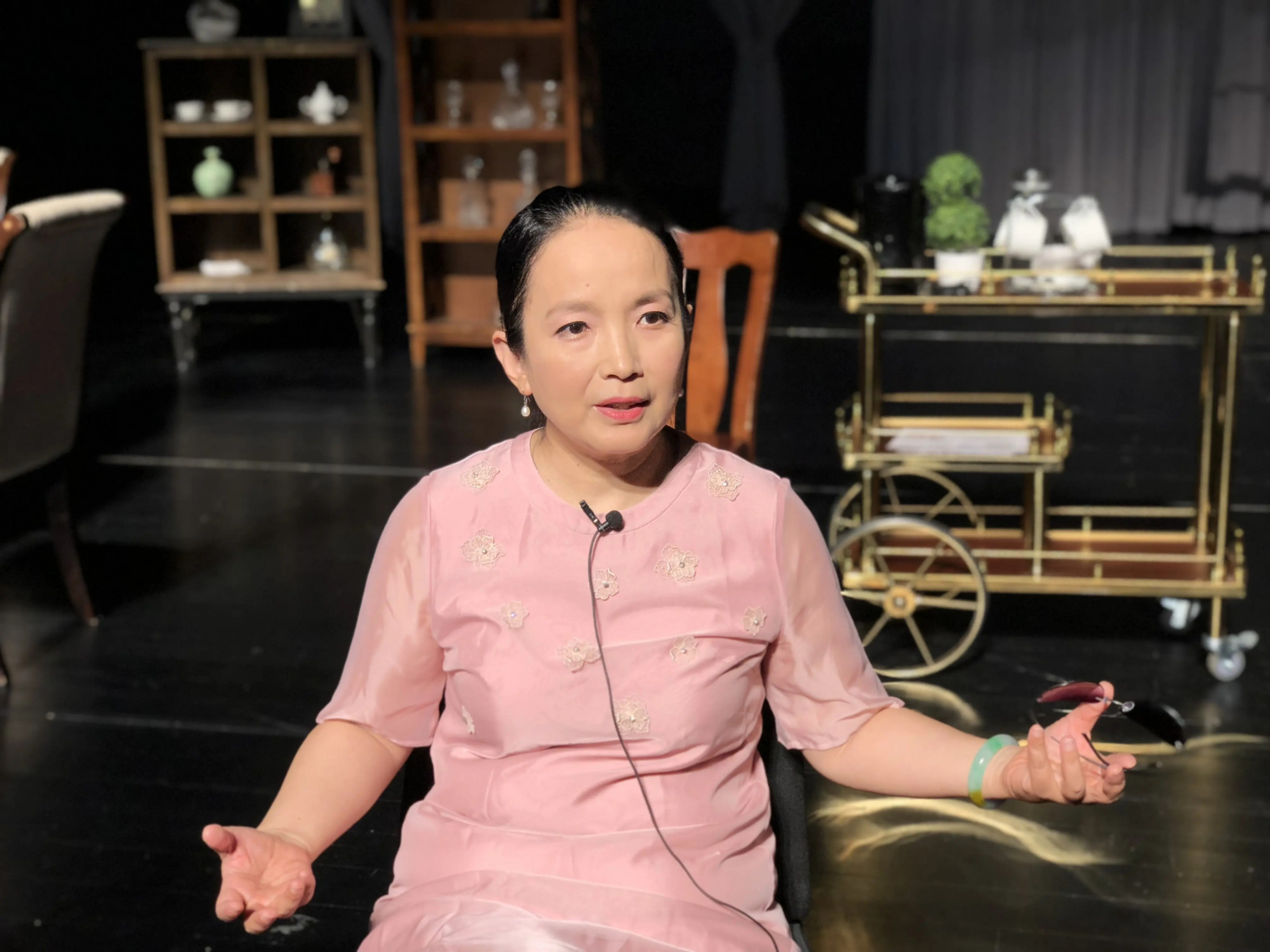 吕丽萍哀悼安倍,配图2朵花9个哭泣的表情,网友表示理解张丰毅