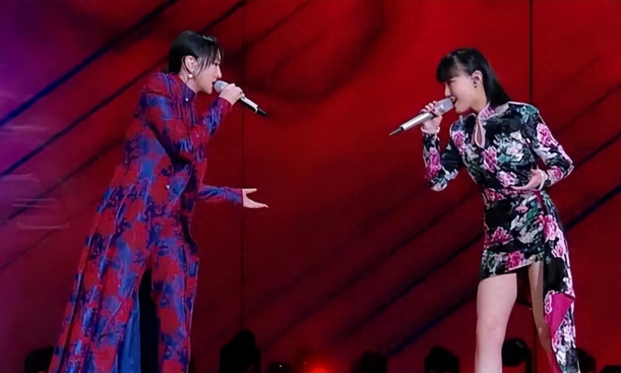 节目中,她与黄龄搭档演唱了陈粒的《易燃易爆炸》.