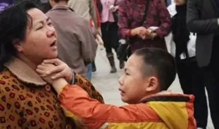 12岁男孩当街暴打母亲引发网友众怒:这样的母亲就是欠揍!