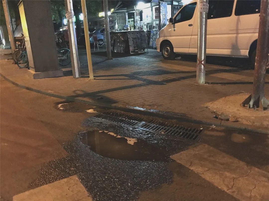 城市下水道|北京这些餐馆的剩饭倒进路边雨箅子，城市下水道怎就成了泔水桶？