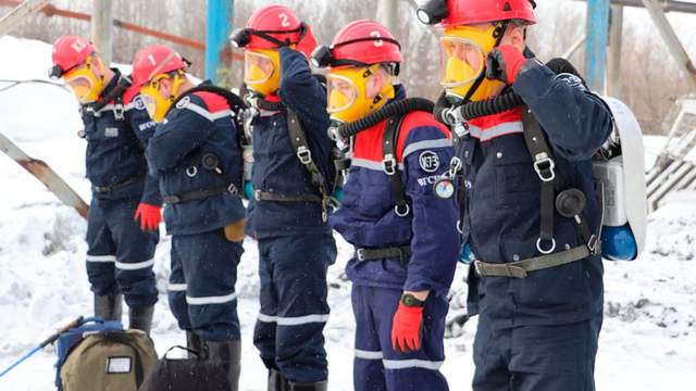 11月25日星期四的这张俄罗斯紧急情况部照片中,救援人员准备在俄罗斯