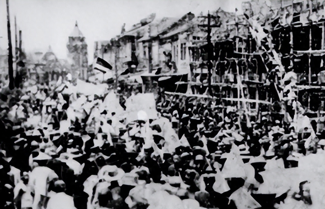 他组织童子团员站岗放哨,盘查过往行人,为苏维埃政府和地方武装送信