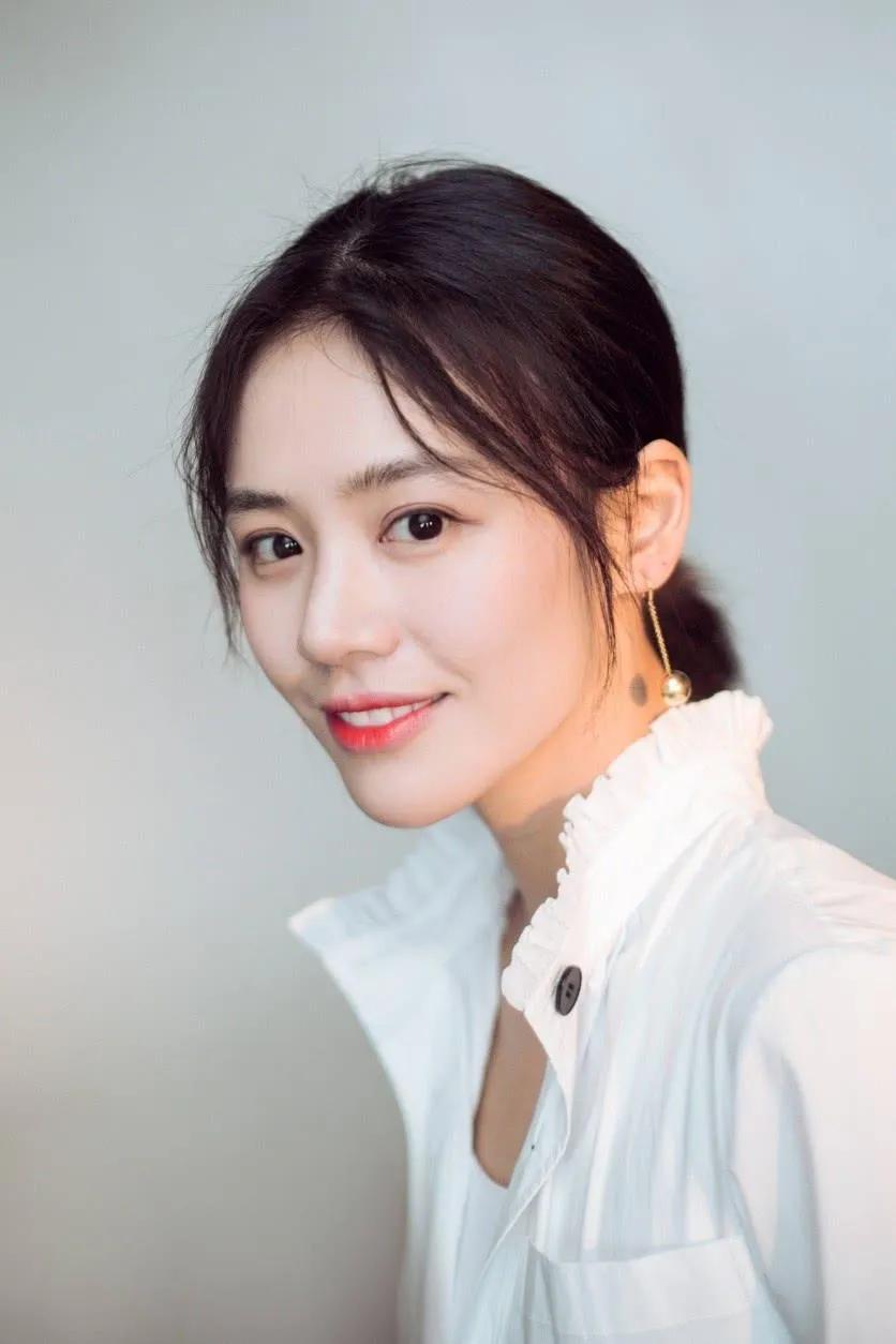 回族的女明星就是抢眼,个个长得跟仙女一般,充满了异域风情