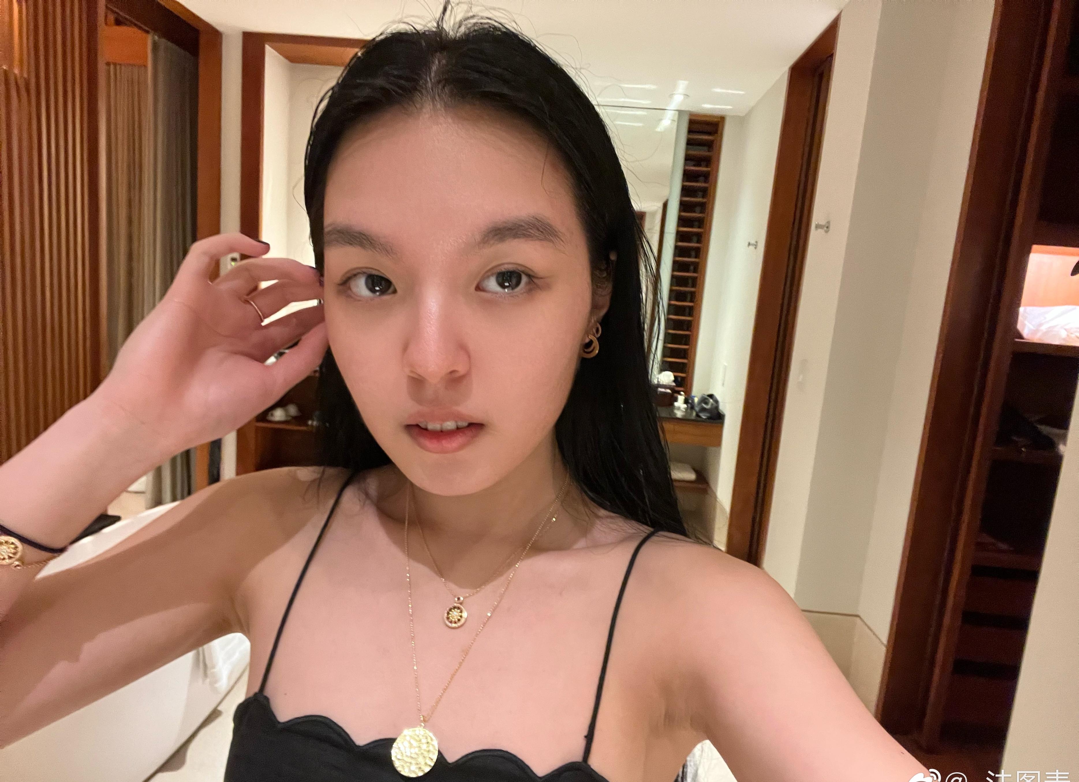 李咏老婆晒宝贝闺女照片,20岁的法图麦出道为女一号
