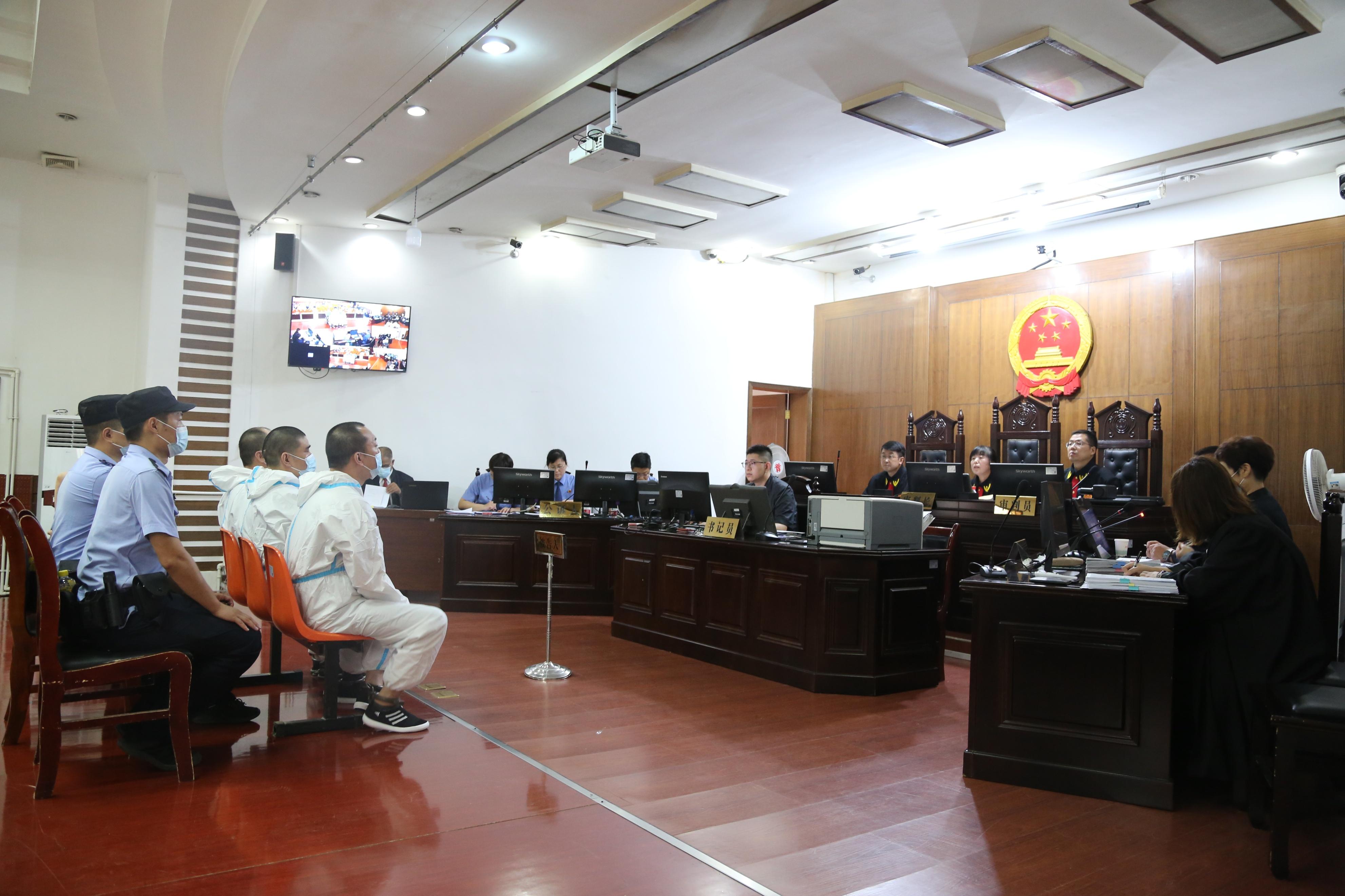 西安市临潼区人民法院开庭审理一起房某某等3人恶势力案件