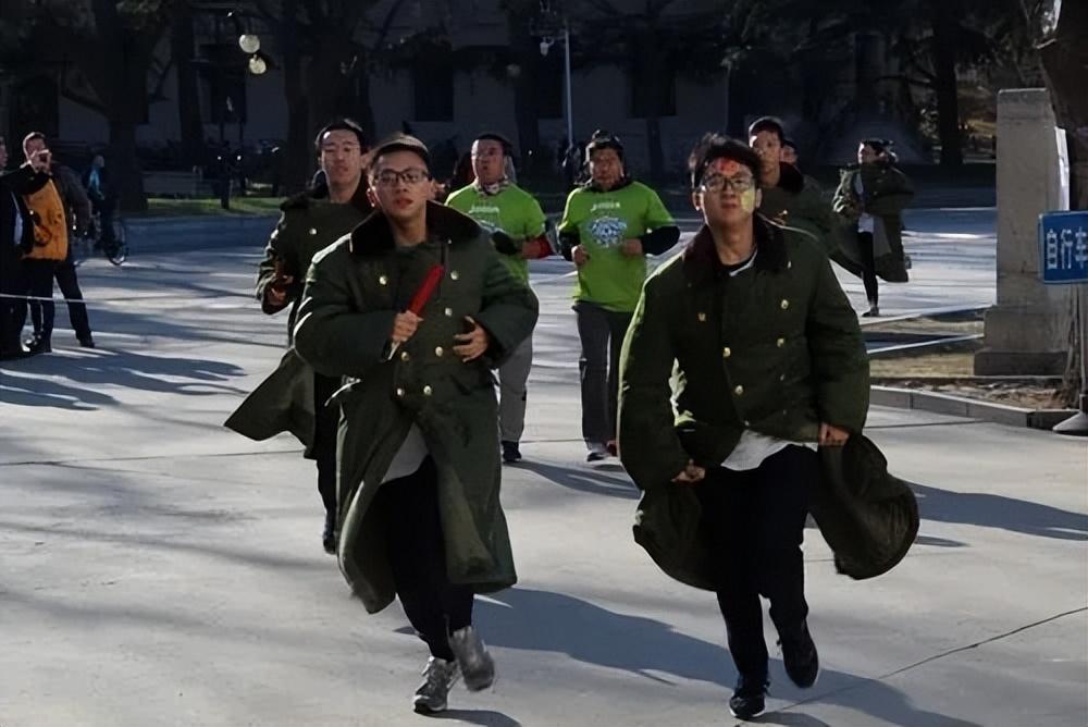 不是羽绒服买不起,而是军大衣更有性价比!军大衣怎么突然火了?