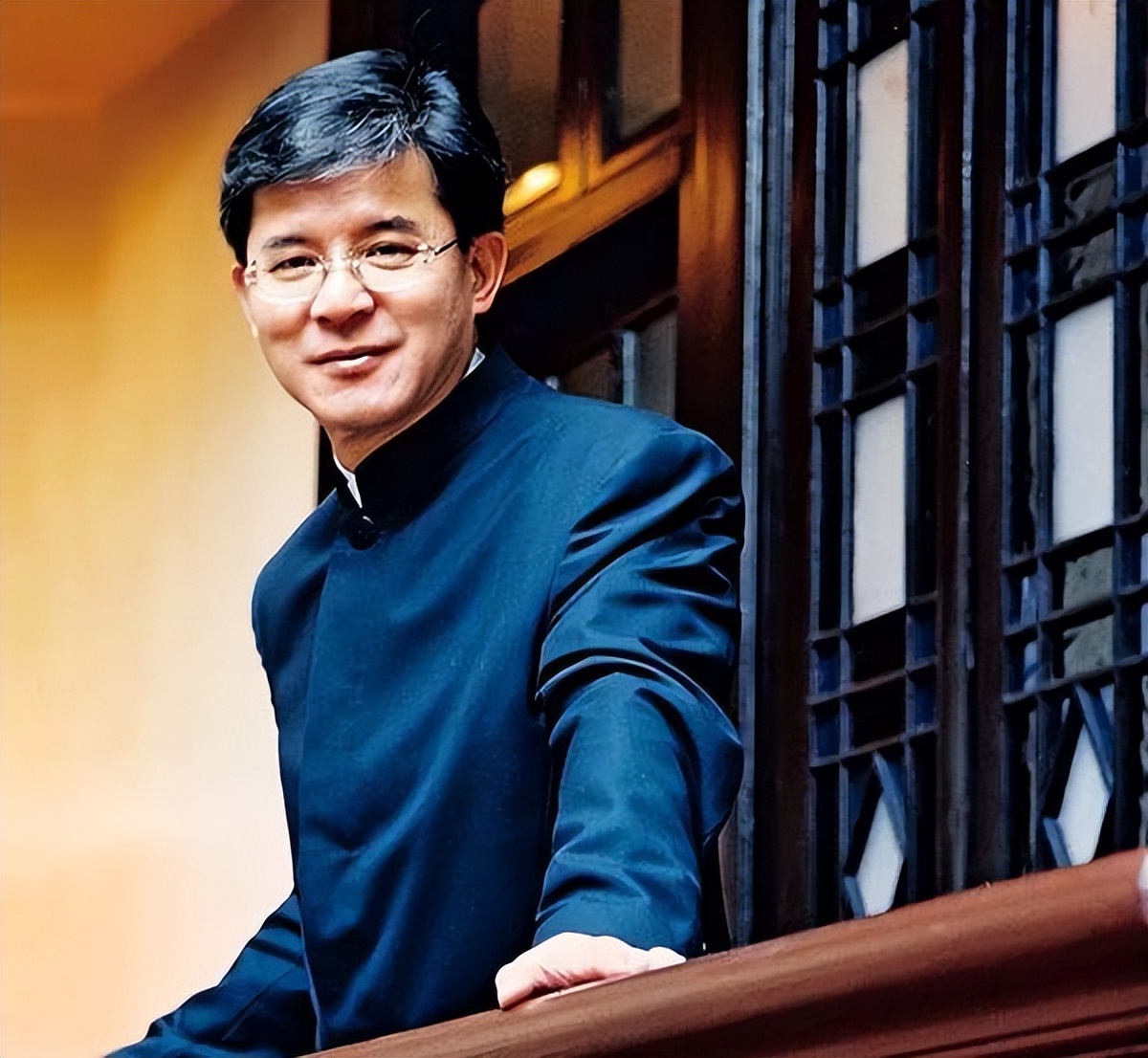 罗康瑞:和原配何晶洁离婚,60岁再婚娶朱玲玲,百亿家产惹争端