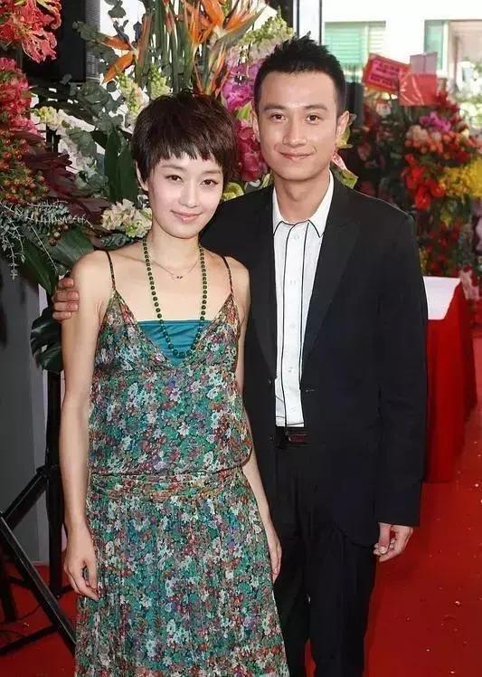文章带女儿去迪士尼,不约新女友,反与包贝尔老婆包文婧组团带娃