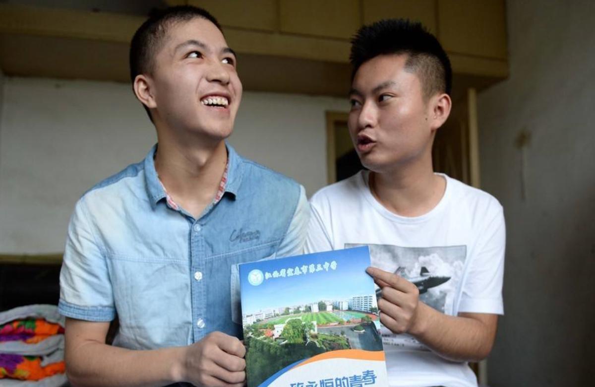 7年前,2位江西"夺刀少年",因救全车人错过高考,现在怎样?