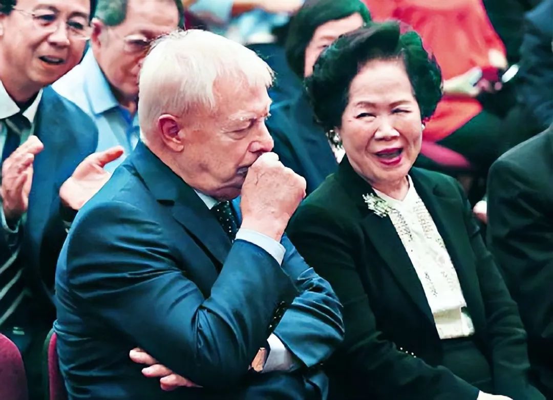 1997香港回归:彭定康仰天含泪,"港督"女儿哭得难以自拔