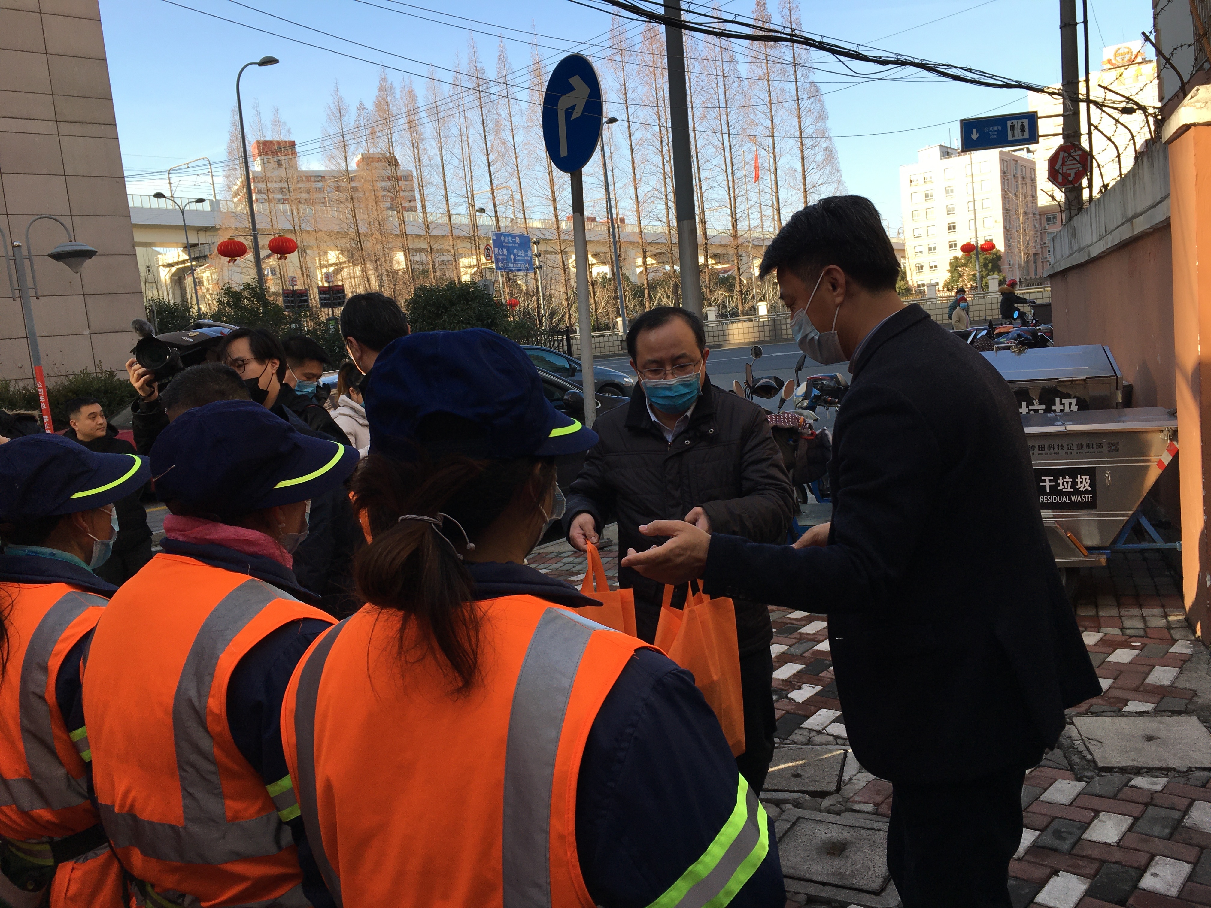 欧阳路街道开展节前慰问活动