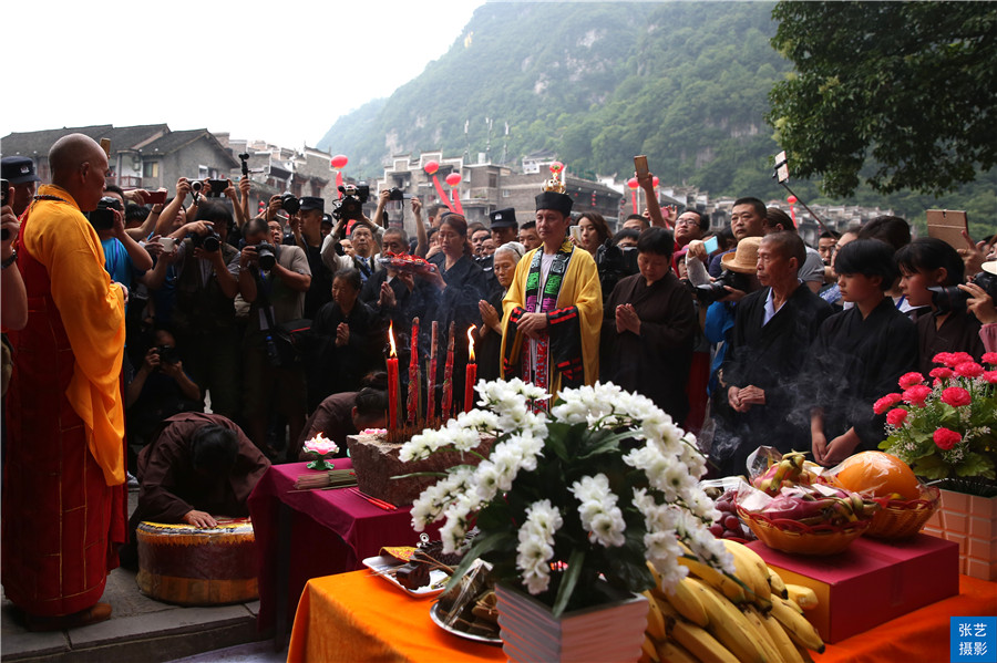 内容:祭龙大典,是一种仪式,源于传统的祭祀活动,体现了镇远百姓对美好