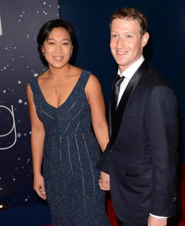 脸书老板娘不扮嫩不遮肉,穿泳装不惧暴露粗壮身材,有老公宠就够