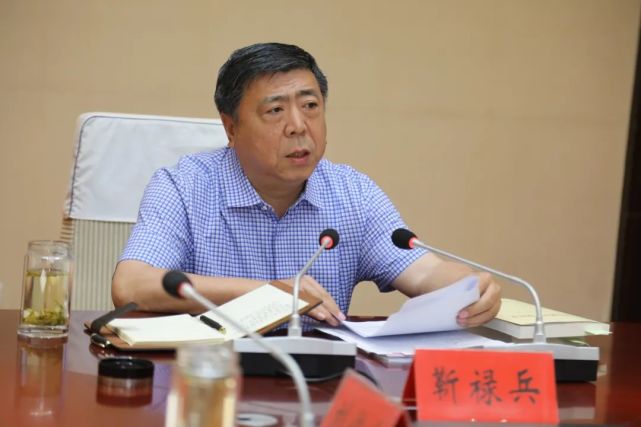 区委书记靳禄兵主持召开区委理论学习中心组学习会议