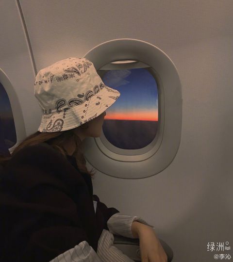 景美人更美!李沁自拍记录飞机窗外一刻 夕阳映照天空美不胜收