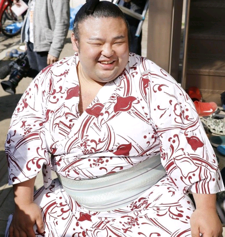 相扑选手连上厕所都无法自理,日本女明星为什么喜欢嫁相扑选手?