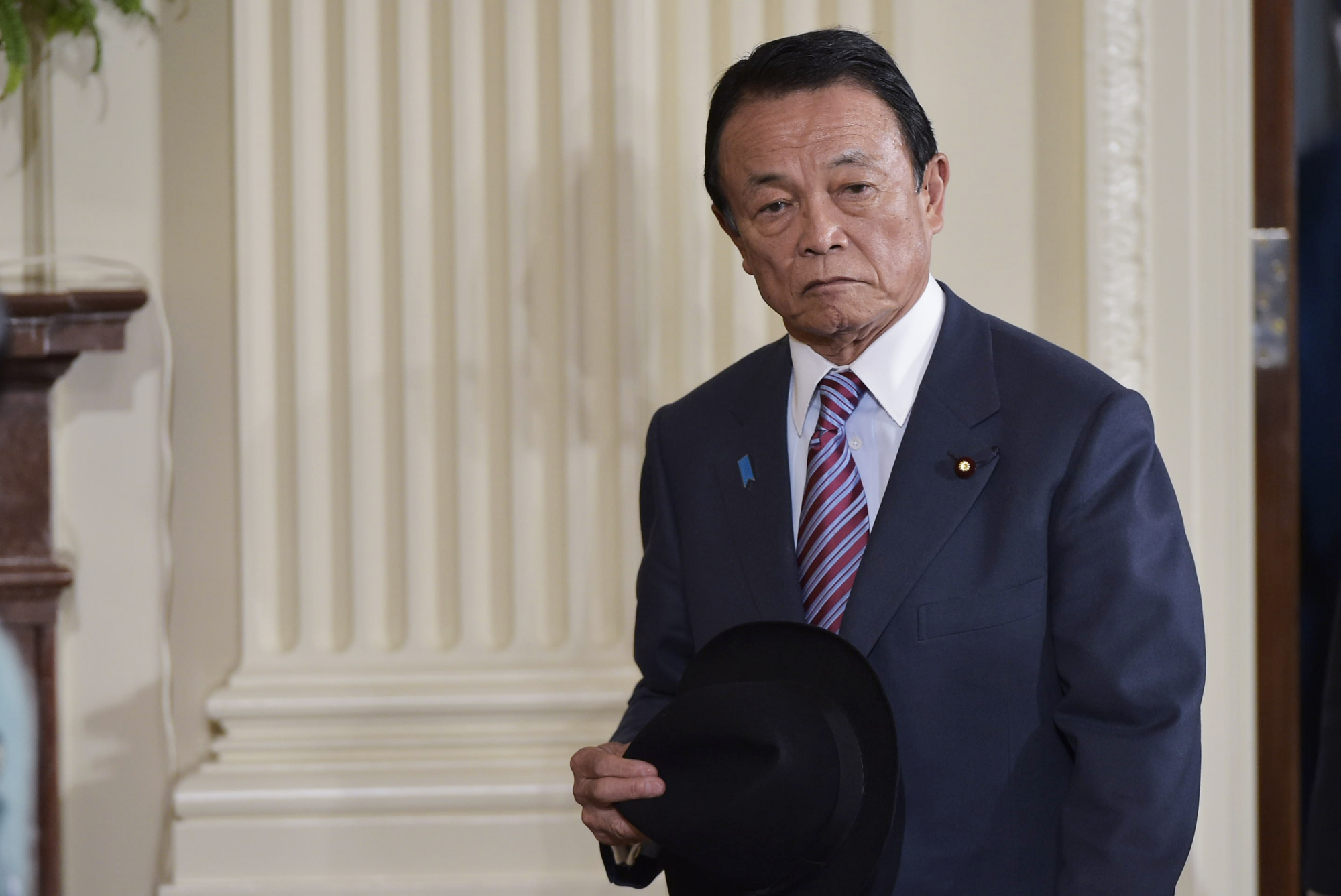 图为日本副首相