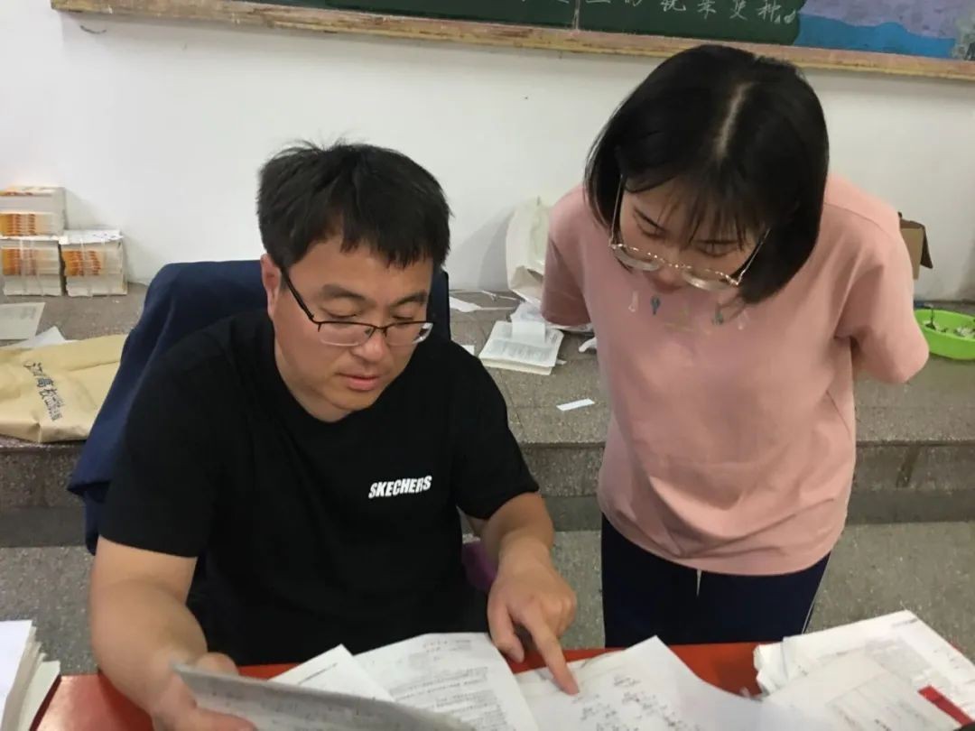 追光燃灯盗真火 丹心匠心守初心 记优秀党员教师李靖华