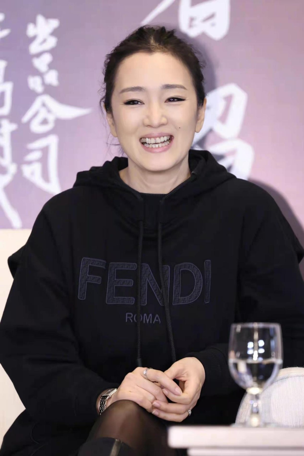 巩俐终于换口红了!穿5千多卫衣气场全开,笑出21颗牙不怕毁形象