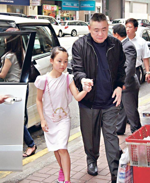 刘秀盈晒新照,玫瑰花图案吊带裙红的瞩目,18岁生日刘銮雄未表示